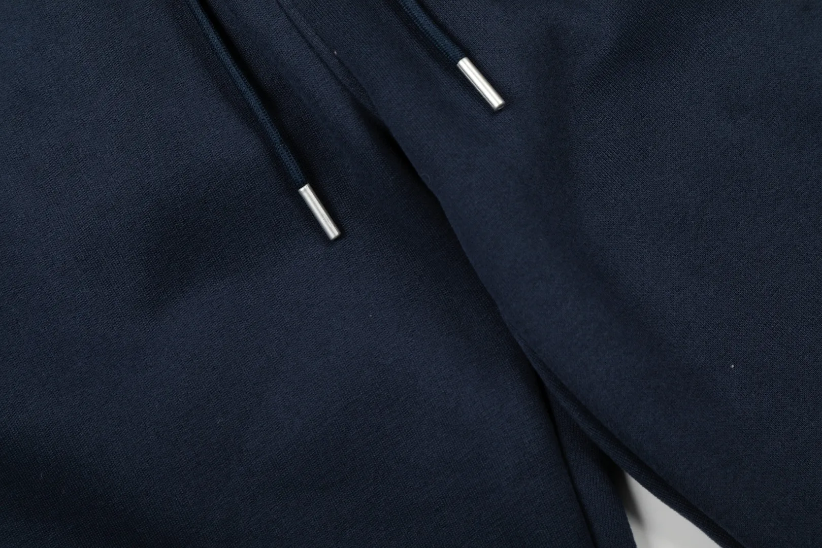 P230 Top quality" Style number: T7005# [Ralph Lauren solid color pony embroidered logo thickened velvet legged trousers] ✅Ralph Lauren Ralph Lauren classic basic versatile unisex autumn and winter velvet legged trousers ✅Pure cotton high-gram velvet thickened fabric The upper body is comfortable and warm ✅The version is restored to the original version The maximum size can be worn up to 180 pounds Loose, comfortable and stress-free ✅The upper body is simple and easy to wear ootd must-have. Good-looking clothes are never picky. A must-have in couples’ wardrobes. Size: S-XL. Color: Black, Gray, Navy Khaki.